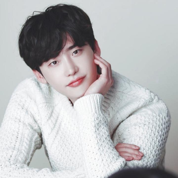 李钟硕为新戏留长发扎丸子头自嘲像老奶奶还撞脸iu