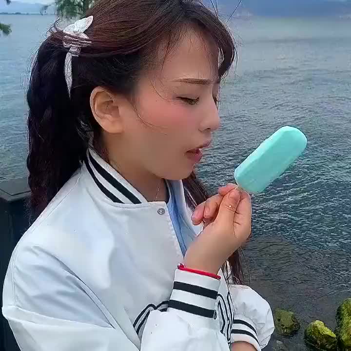 挑战全网舌头最长的女生