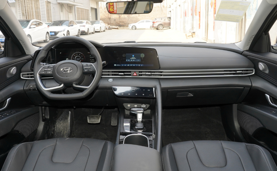 日韩系涡轮增压家轿对决：现代伊兰特对标大众朗逸