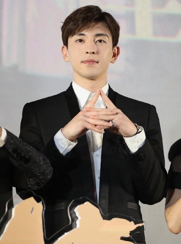 《晴雅集》首映礼邓伦被抓拍,侧脸线条精致,笑起来太惊艳!|晴雅集|邓