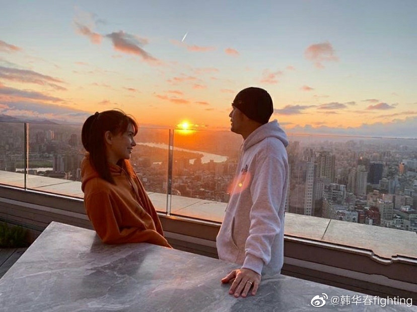 孙俪邓超穿情侣装过七夕节,周杰伦昆凌晒夕阳下甜蜜合照