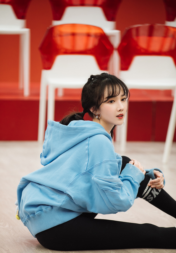 她露出膝盖后,终于明白30岁艺人的无奈|陈小纭|女艺人|造型_新浪新闻