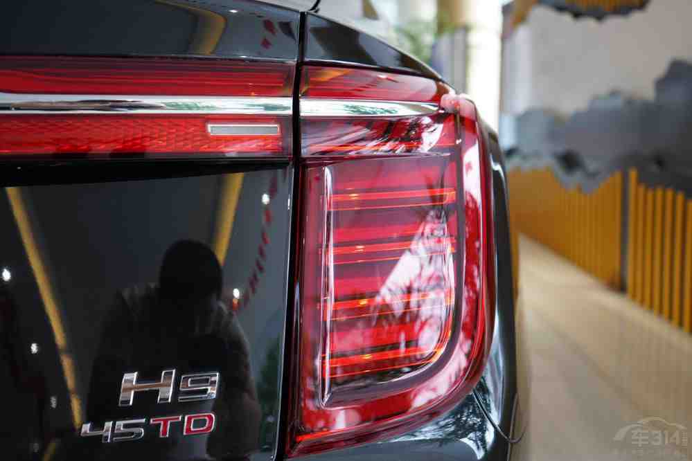 中德中大型豪华旗舰大对决：红旗H9对比奔驰E级谁更有优势