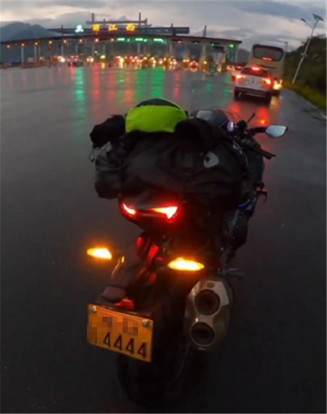 又有机车上高速这次是川崎h2挂4444牌一路上畅通无人拦