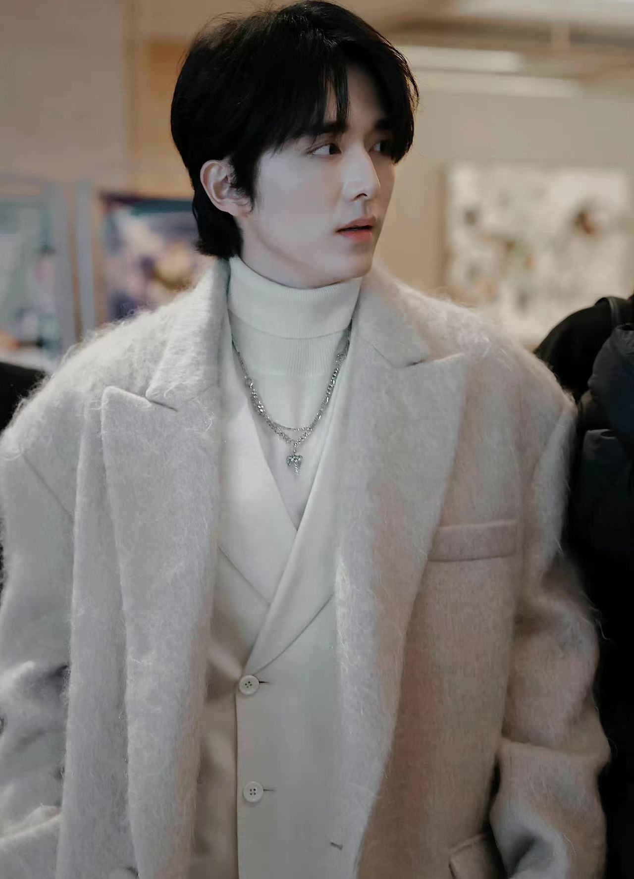 张新成最新路透来啦!毛绒大衣好贵气!