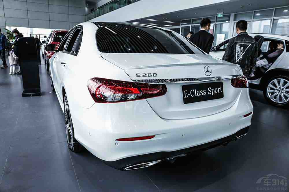 中德中大型豪华旗舰大对决：红旗H9对比奔驰E级谁更有优势