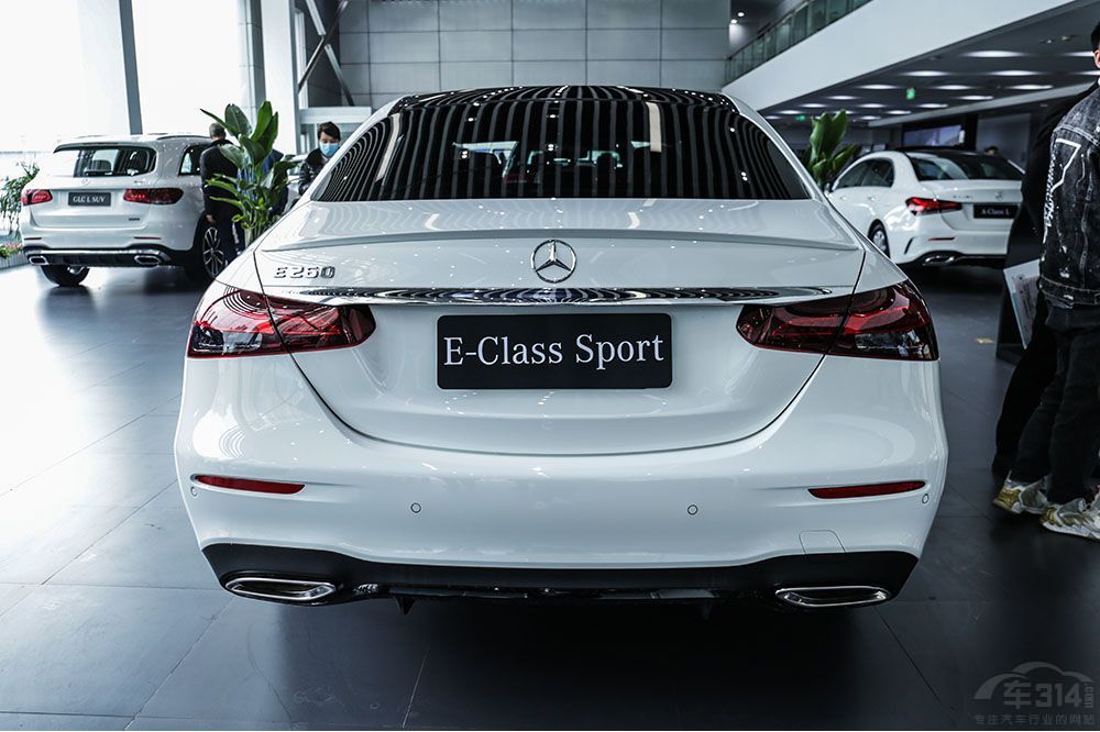 中德中大型豪华旗舰大对决：红旗H9对比奔驰E级谁更有优势