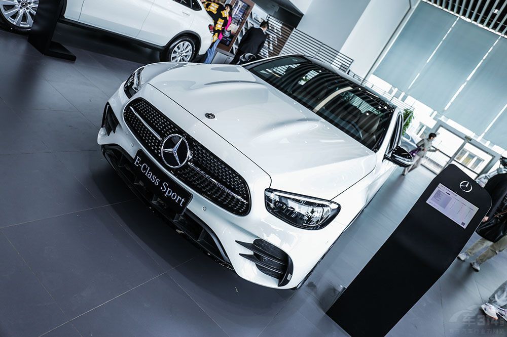 中德中大型豪华旗舰大对决：红旗H9对比奔驰E级谁更有优势