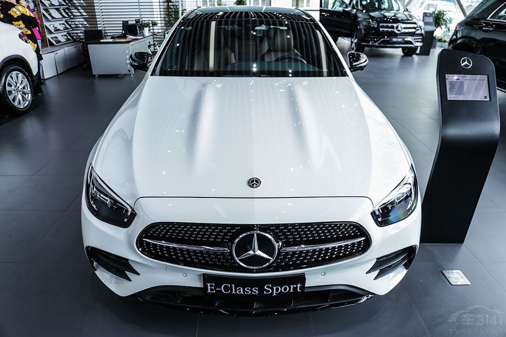 中德中大型豪华旗舰大对决：红旗H9对比奔驰E级谁更有优势