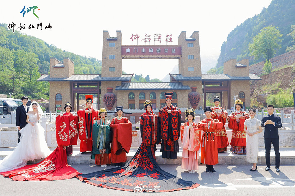 河南渑池：古典与时尚交融的婚俗文化盛宴在仙门山上演