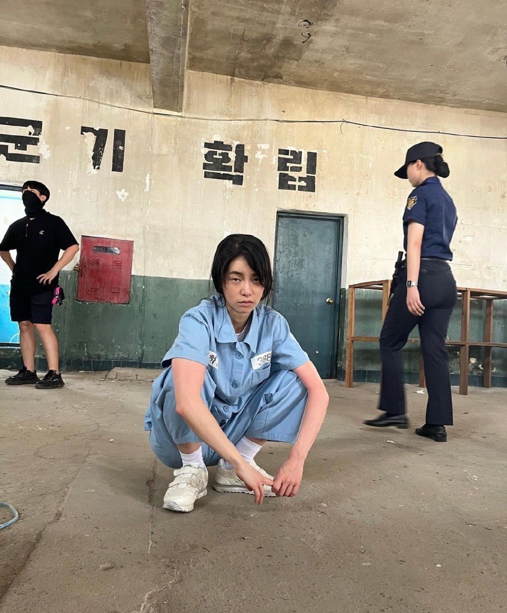 入狱照脸上的落魄一览无余,可是这歪嘴一笑秒变拽姐妍珍!