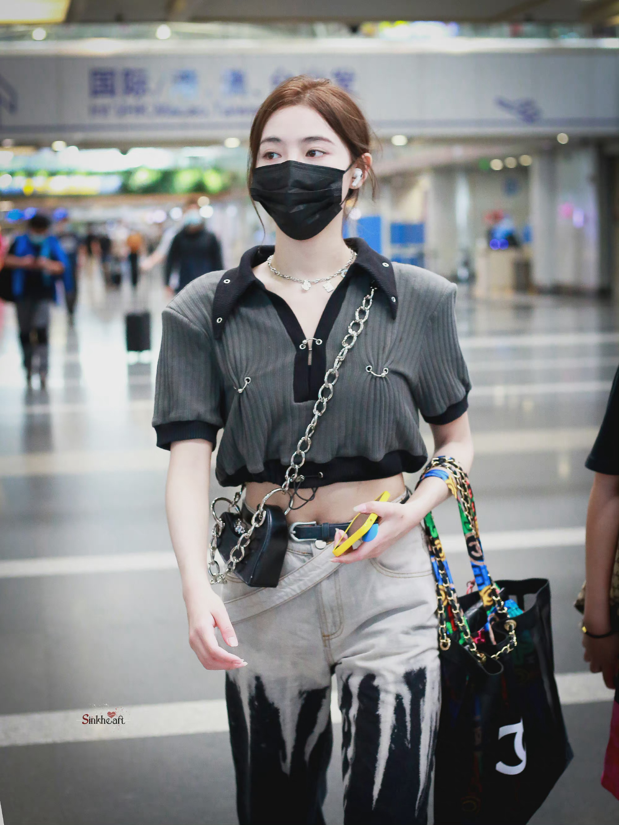 许佳琪机场出发饭拍 灰色翻领短袖上衣搭配高腰裤……_高清图集_新浪