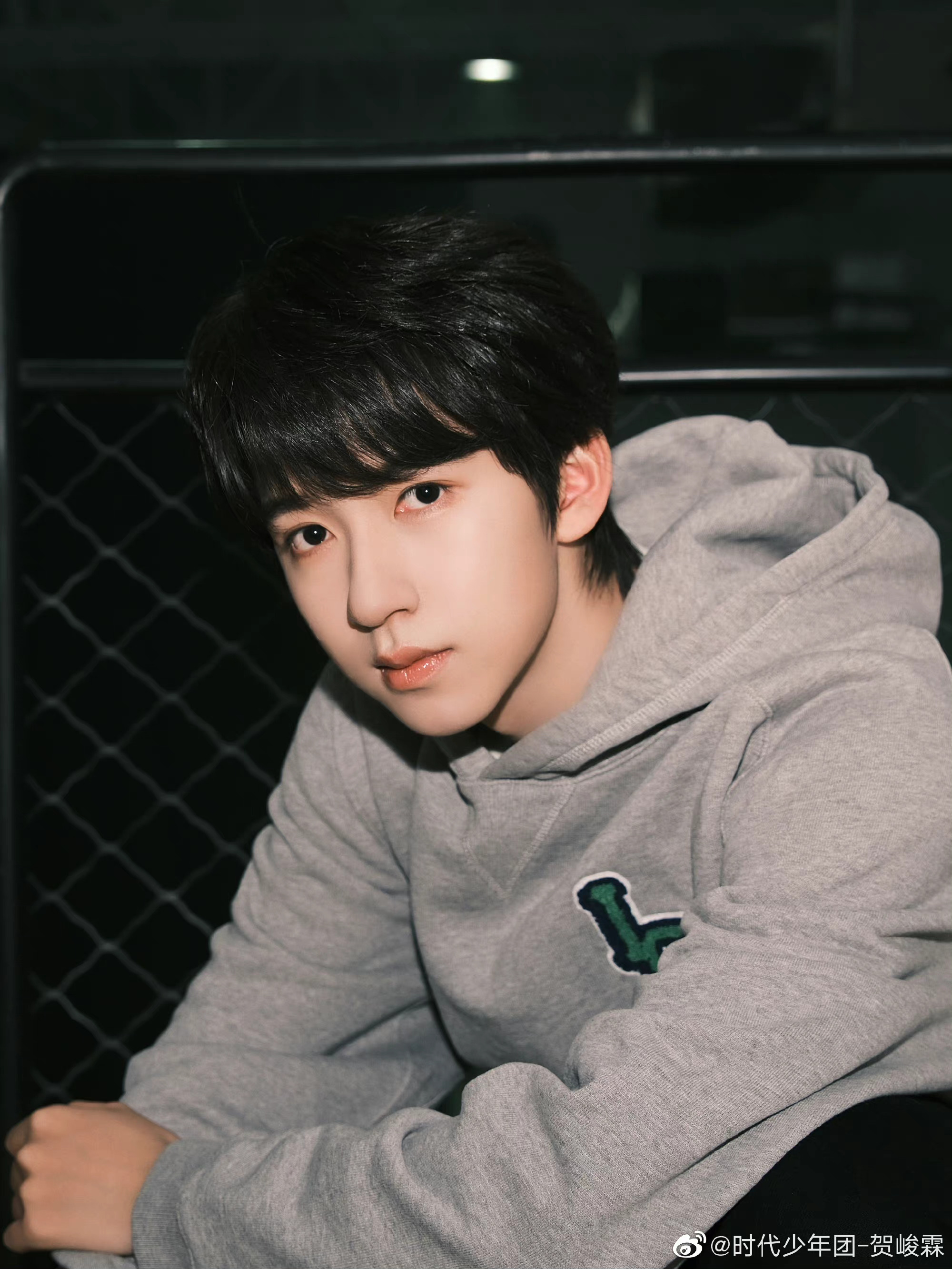 贺峻霖北京机场出发,全黑造型好酷 黑色渔夫帽搭配黑色面包服