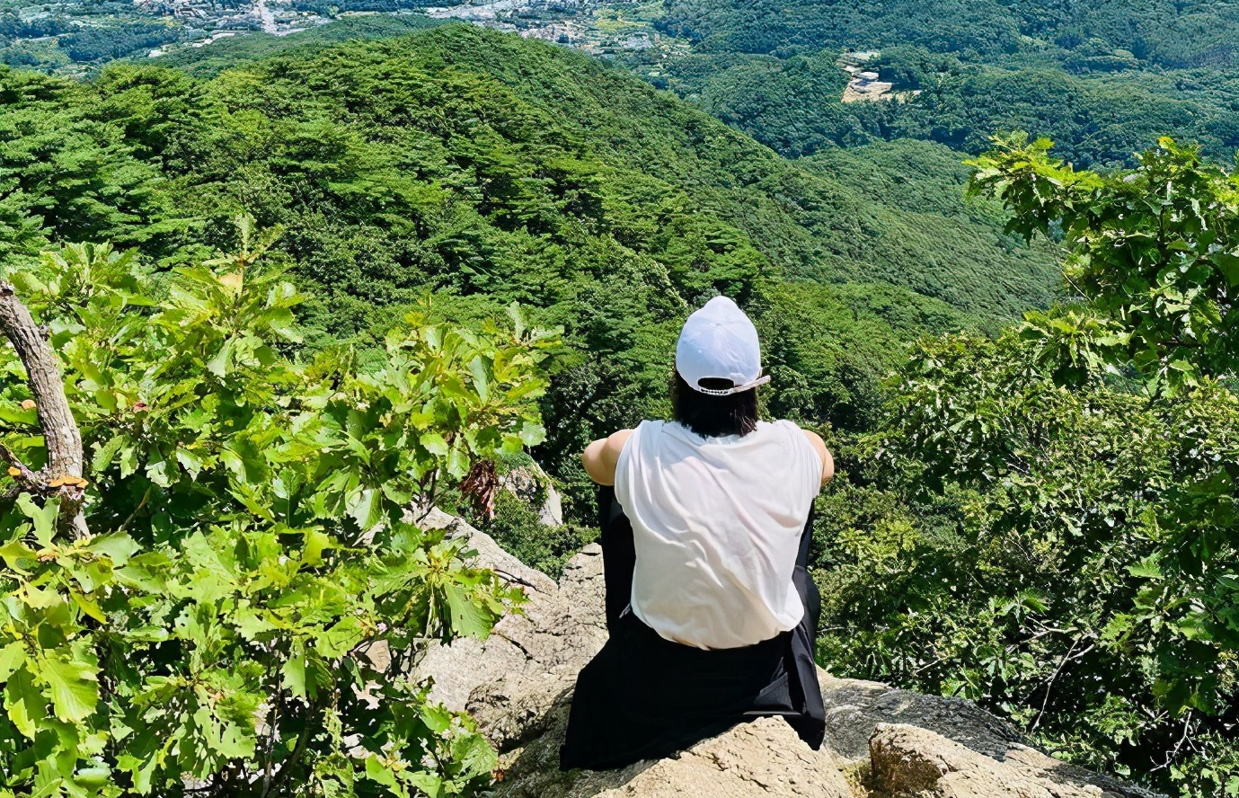 大病初愈 池昌旭分享秋日登山照 身形健硕状态好 池昌旭 新浪新闻