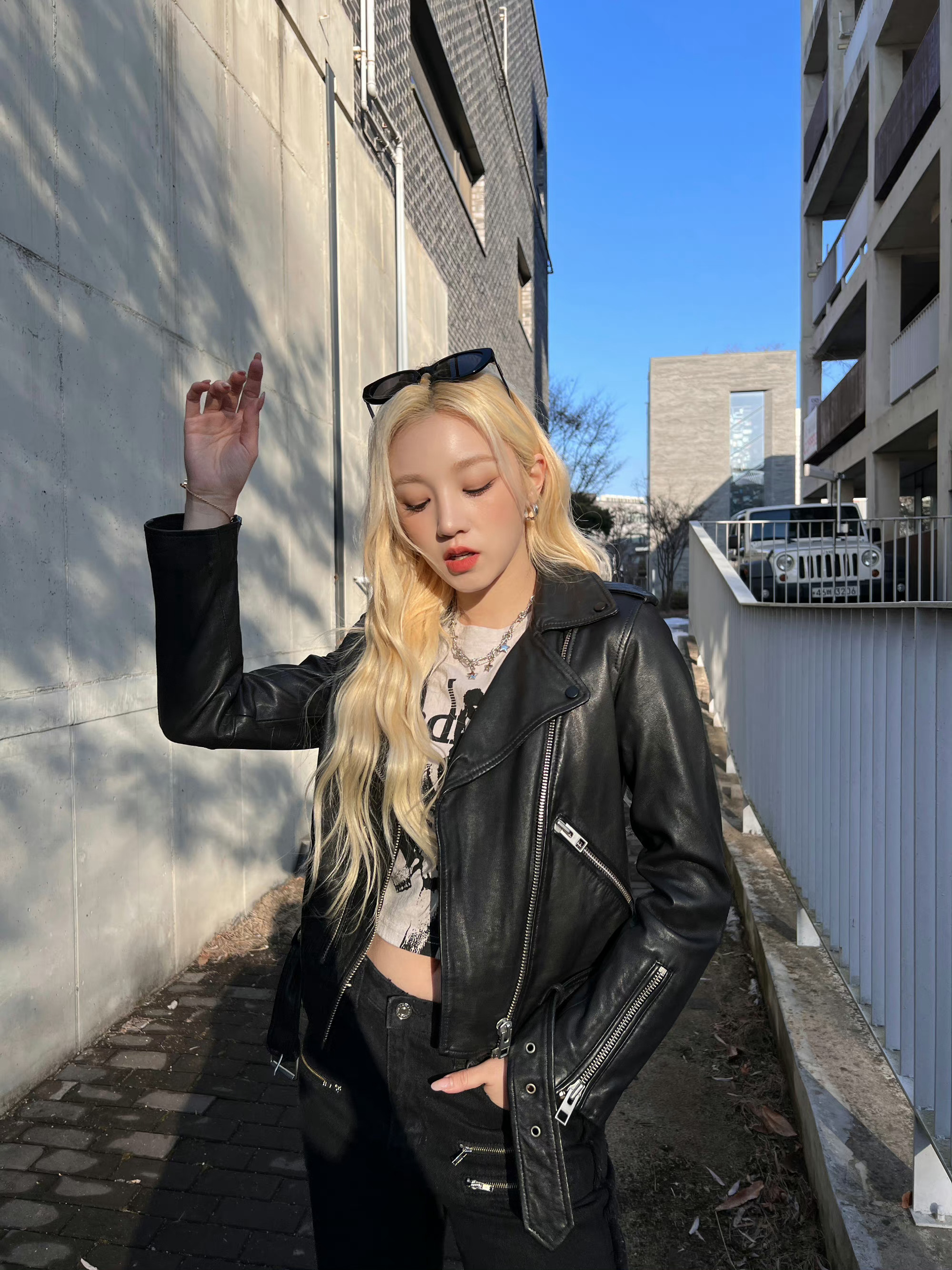 宋雨琦皮衣墨镜六宫格随拍～ 街头的雨琦弟弟,好酷好飒啊__财经头条