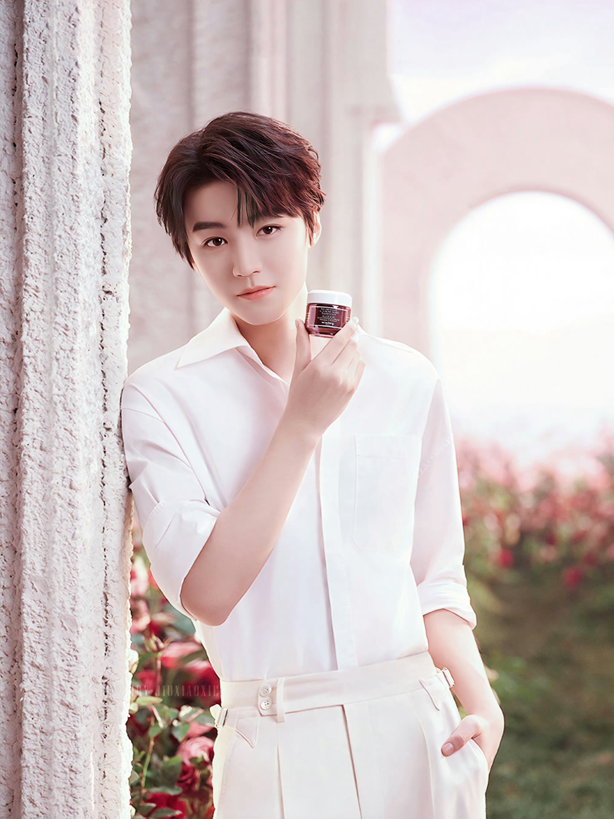 不是我说!王俊凯这张脸随随便便拍张广告图