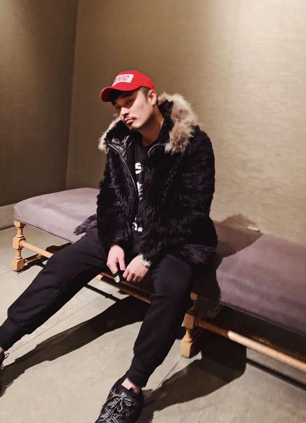 陈赫携女儿逛商场,却不料被aj抢了镜,全网最难驾驭的一双aj