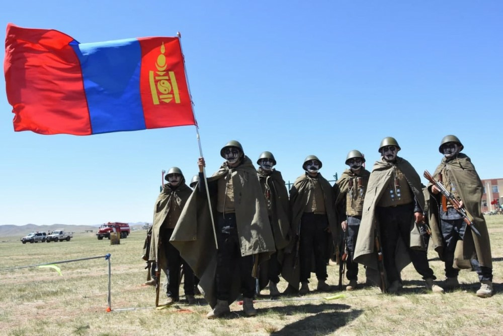 蒙古国陆军特种部队面部小丑迷彩和国旗迷彩_高清图集_新浪网