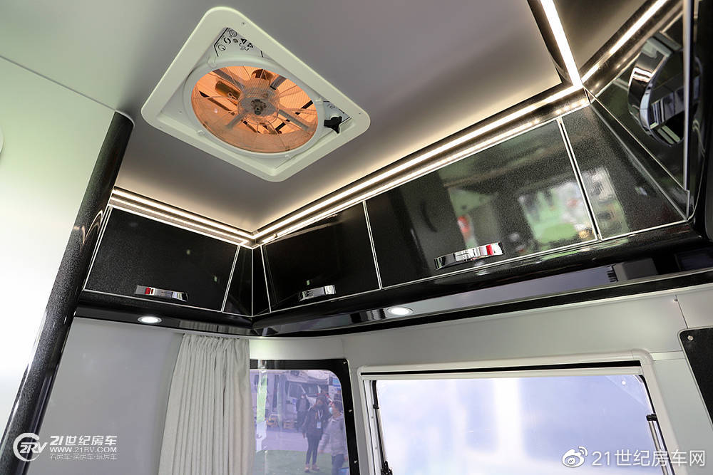 媳妇的眼中钉移动式摩托车库星舟多功能车亮相北京房车展