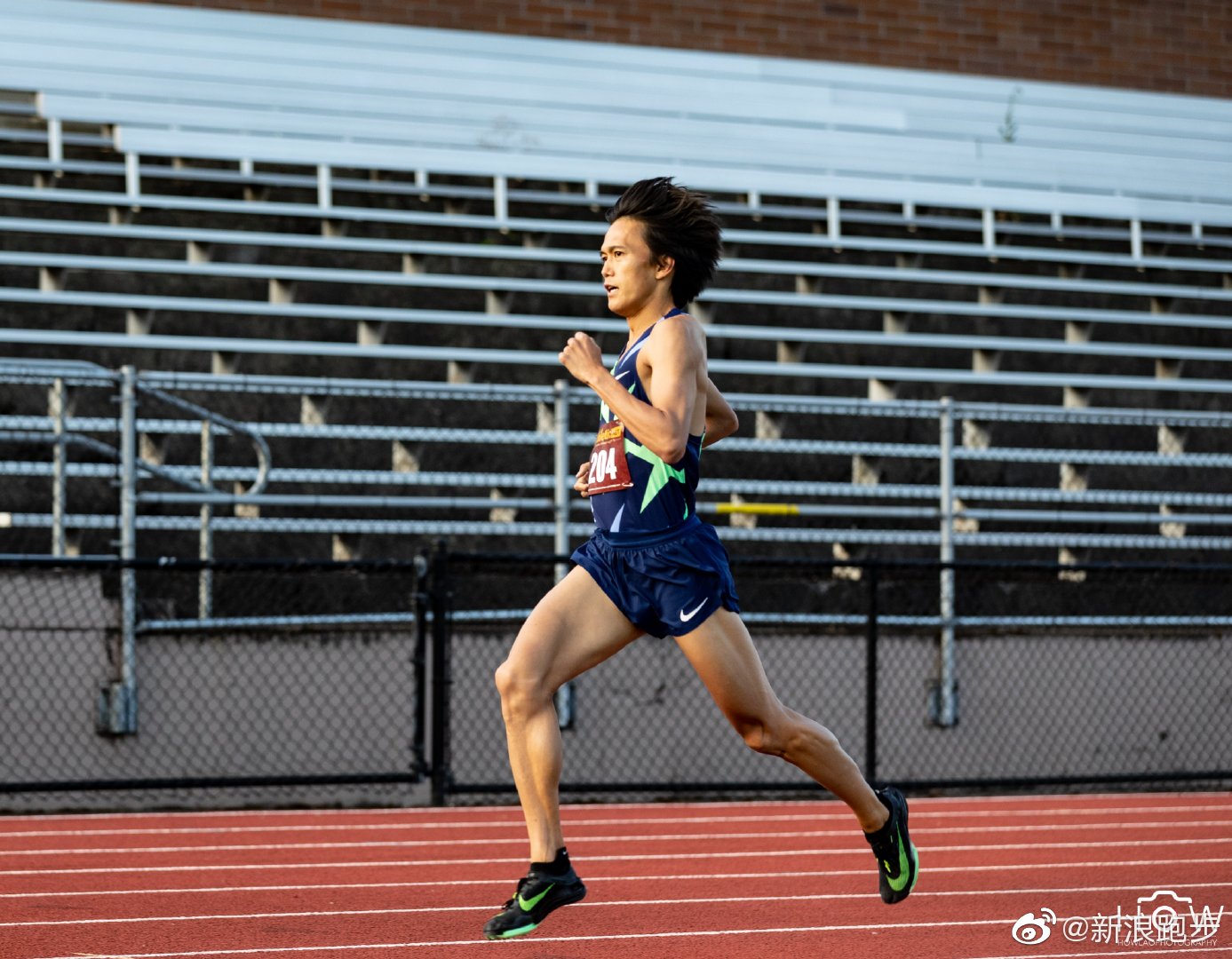 大迫杰最近参加了一场田径赛,这是热身时候的照片,头发长的好长!