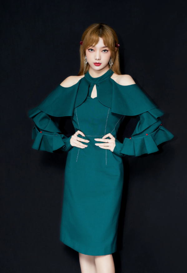 李紫婷才是时髦精拿蚌壳凑成裙子穿挡不住洋娃娃般好身材