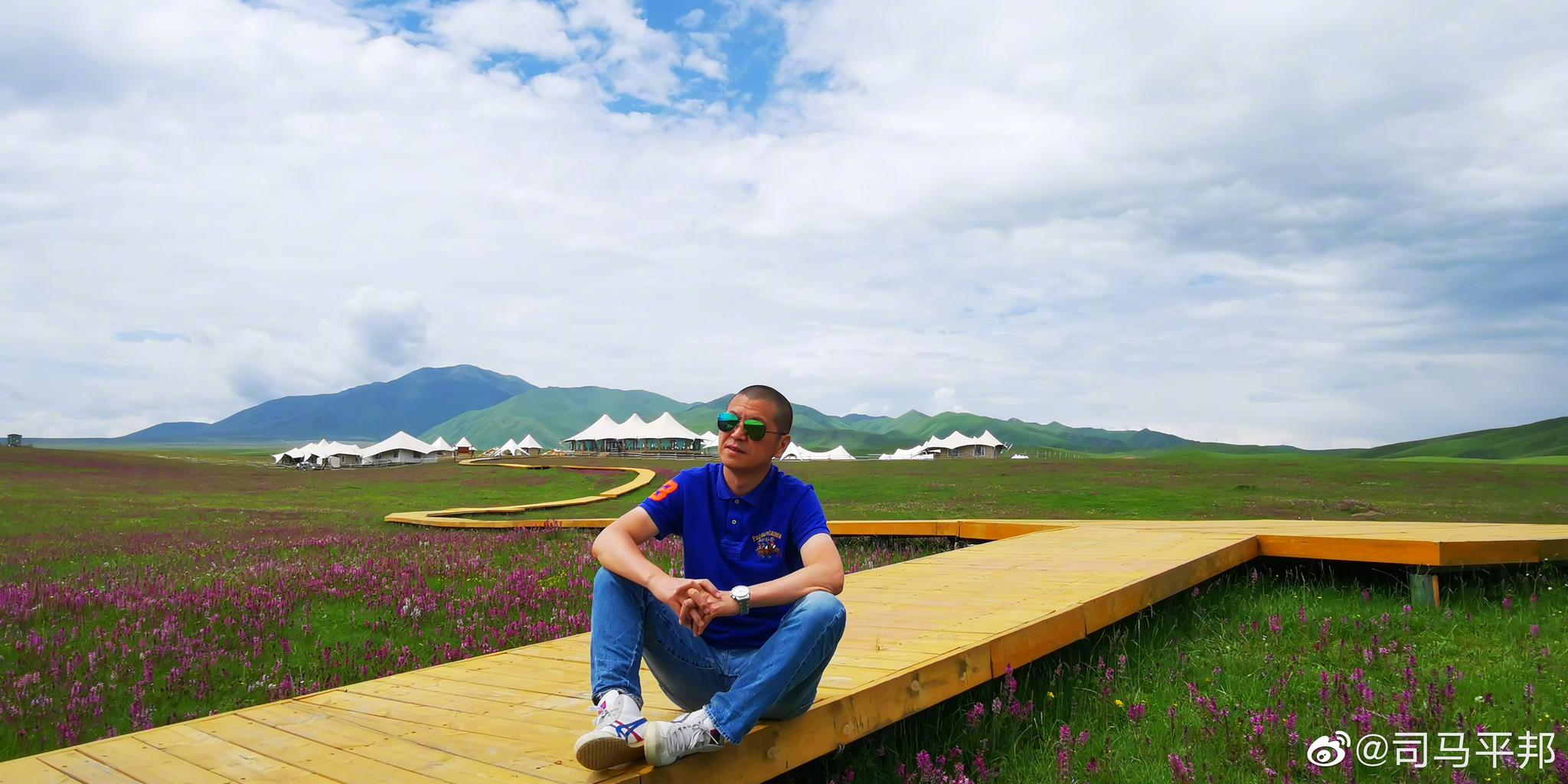 这是摄影大神@子午侠士 刚刚为兄弟我量身拍摄的3张"草原上我最牛逼