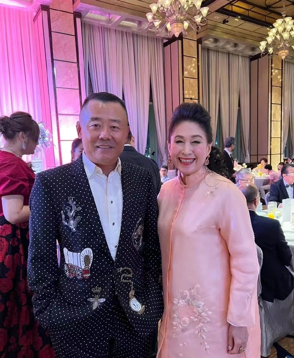 55岁周某波参加豪门婚礼!与富婆亲密合影状态佳,笑容满面不显老|亲密合影|张洁_新浪新闻