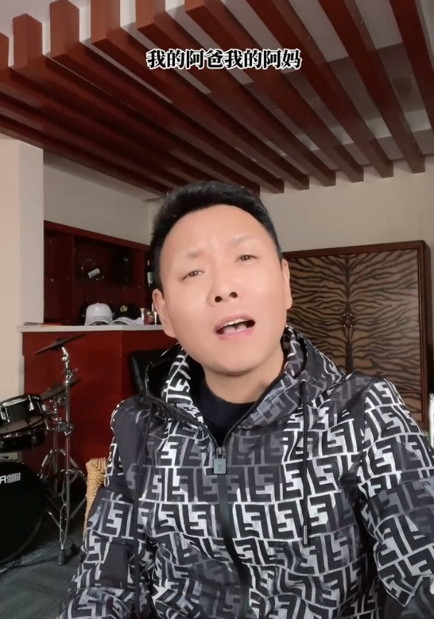 42岁祁隆近况曝光头发凌乱眉毛秃半截显突兀豪宅酒柜显精致