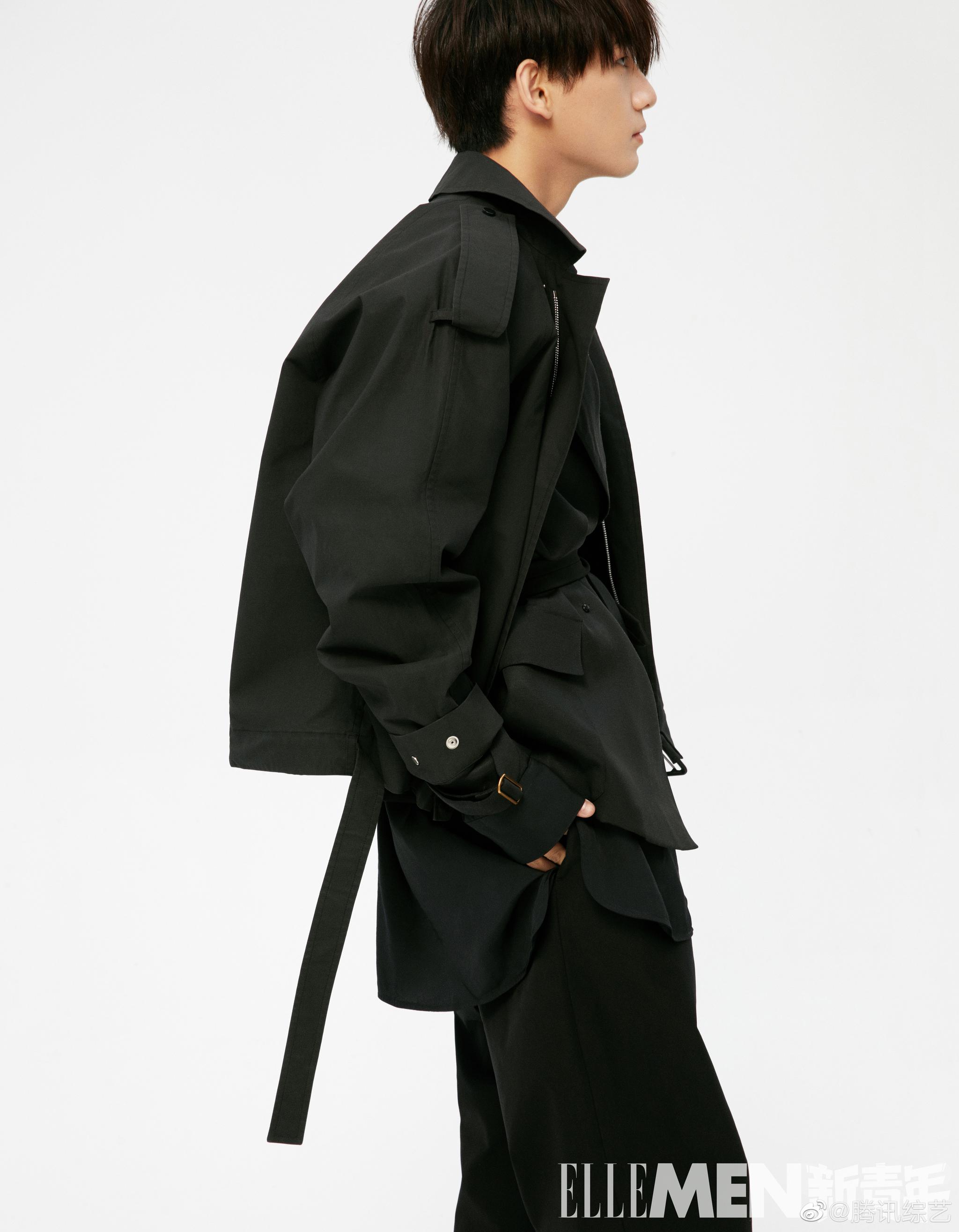 ellemen新青年身着牛仔连体装侧身稍躺