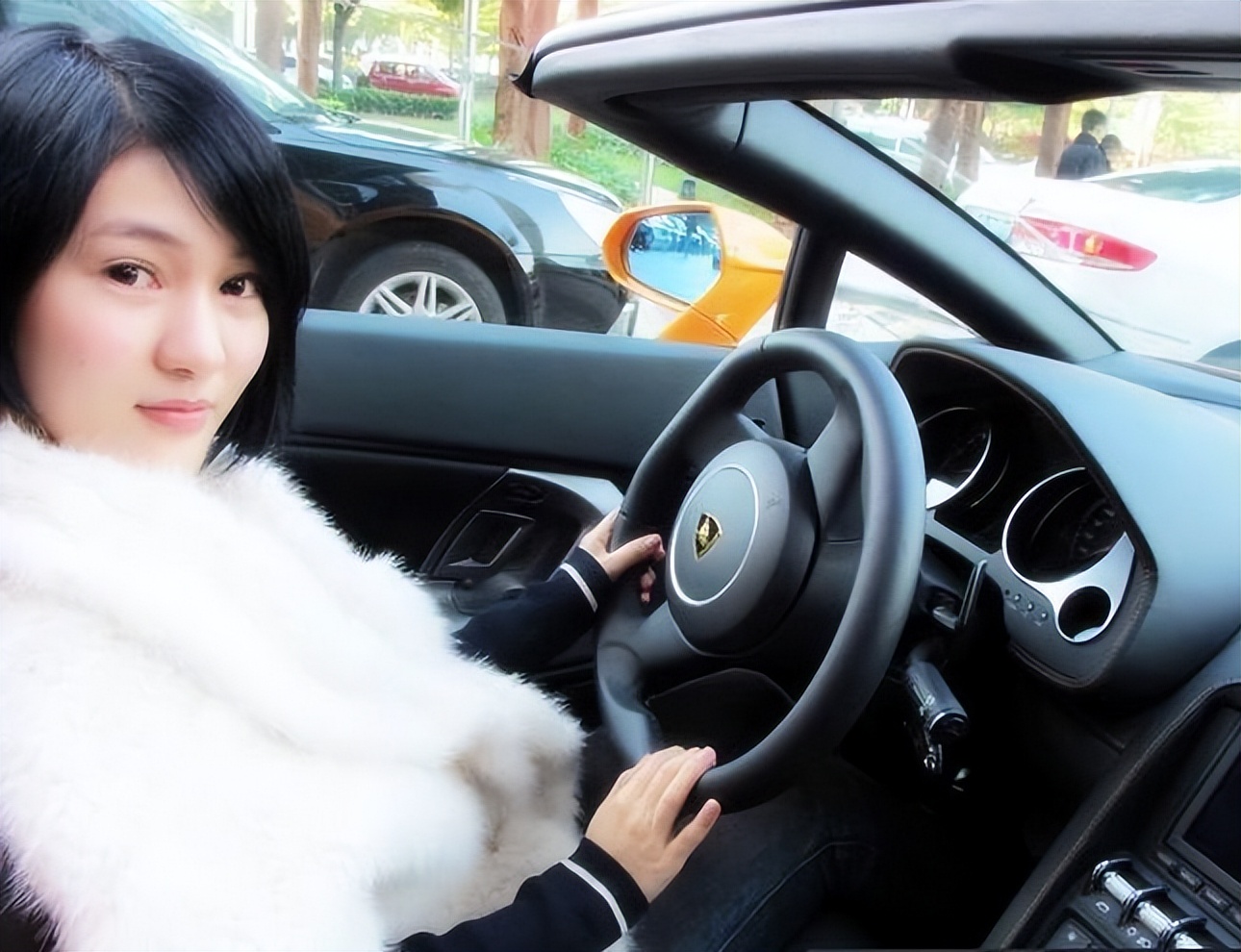 从炫富鼻祖到锒铛入狱30岁的郭美美做了哪些荒唐事