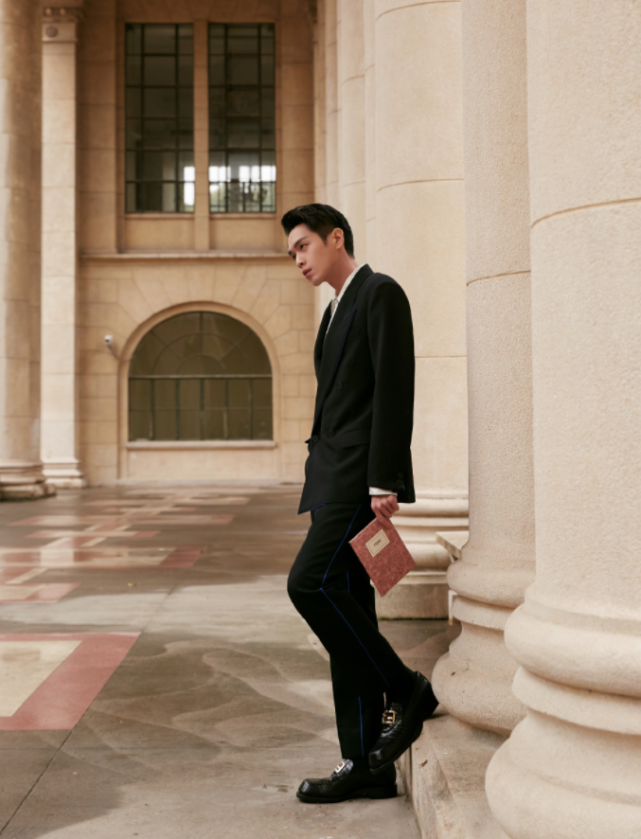 男明星为了瘦也很拼,张若昀穿黑西服出镜,瘦出了筷子腿