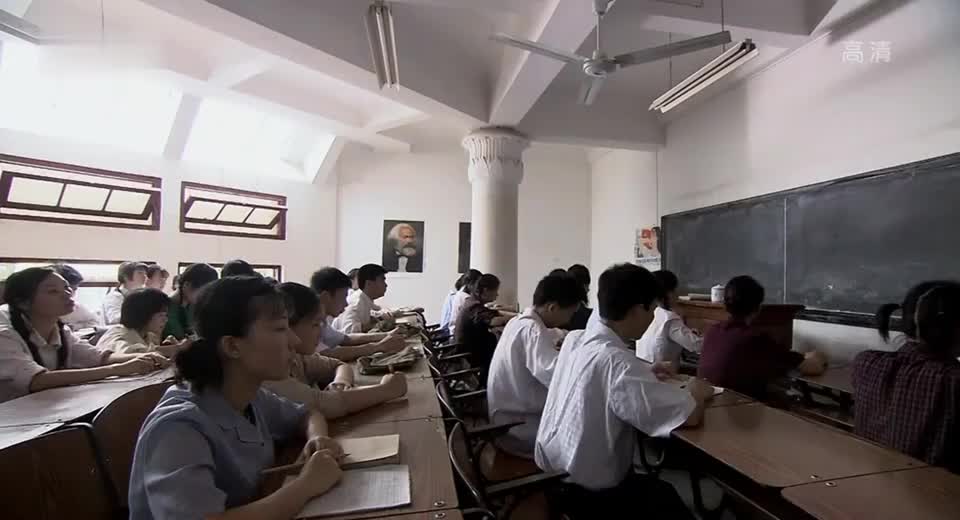 王贵看了看桌面上一杯泡好的菊花茶 开始用英语上课