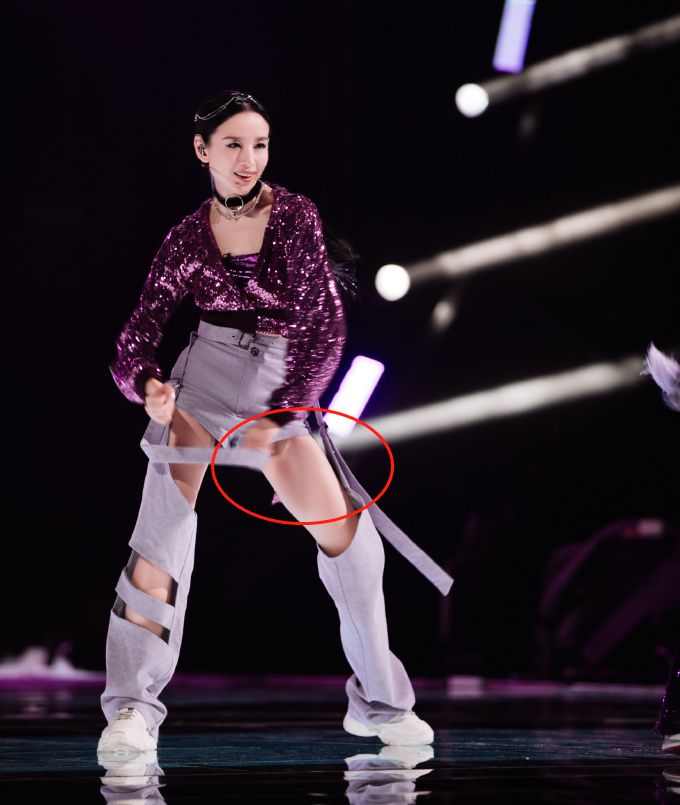 40岁董洁热舞秀小蛮腰露出坚实大腿肌肉