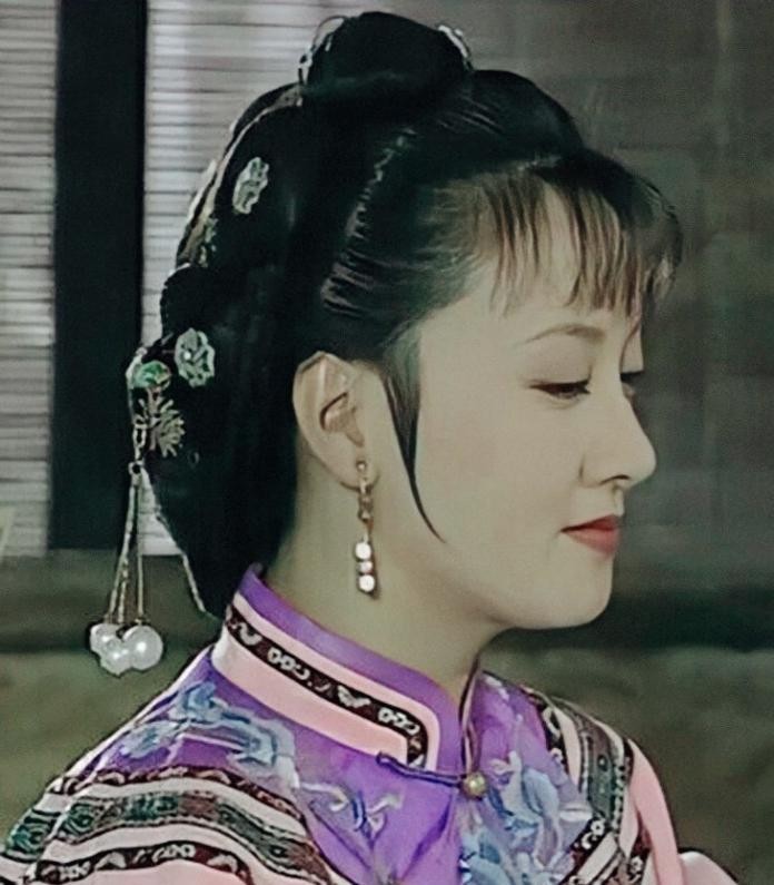63岁邓婕近况曝光与小桃红合影不显老对方鸽子蛋戒指抢镜