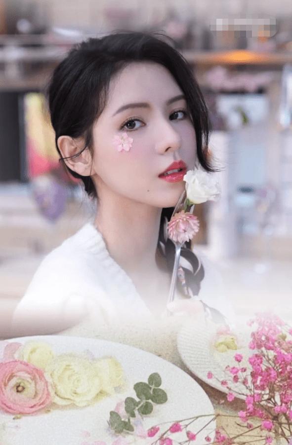 张予曦晒甜美自拍妆容精致变身花仙子