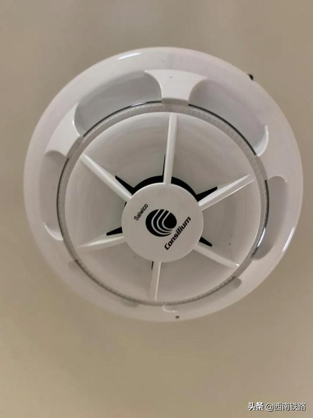 拘7天!男子动车上吸烟致列车降速运行,危及行车安全休闲区蓝鸢梦想 - Www.slyday.coM 拘7天!男子动车上吸烟致列车降速运行,危及行车安全休闲区蓝鸢梦想 - Www.slyday.coM