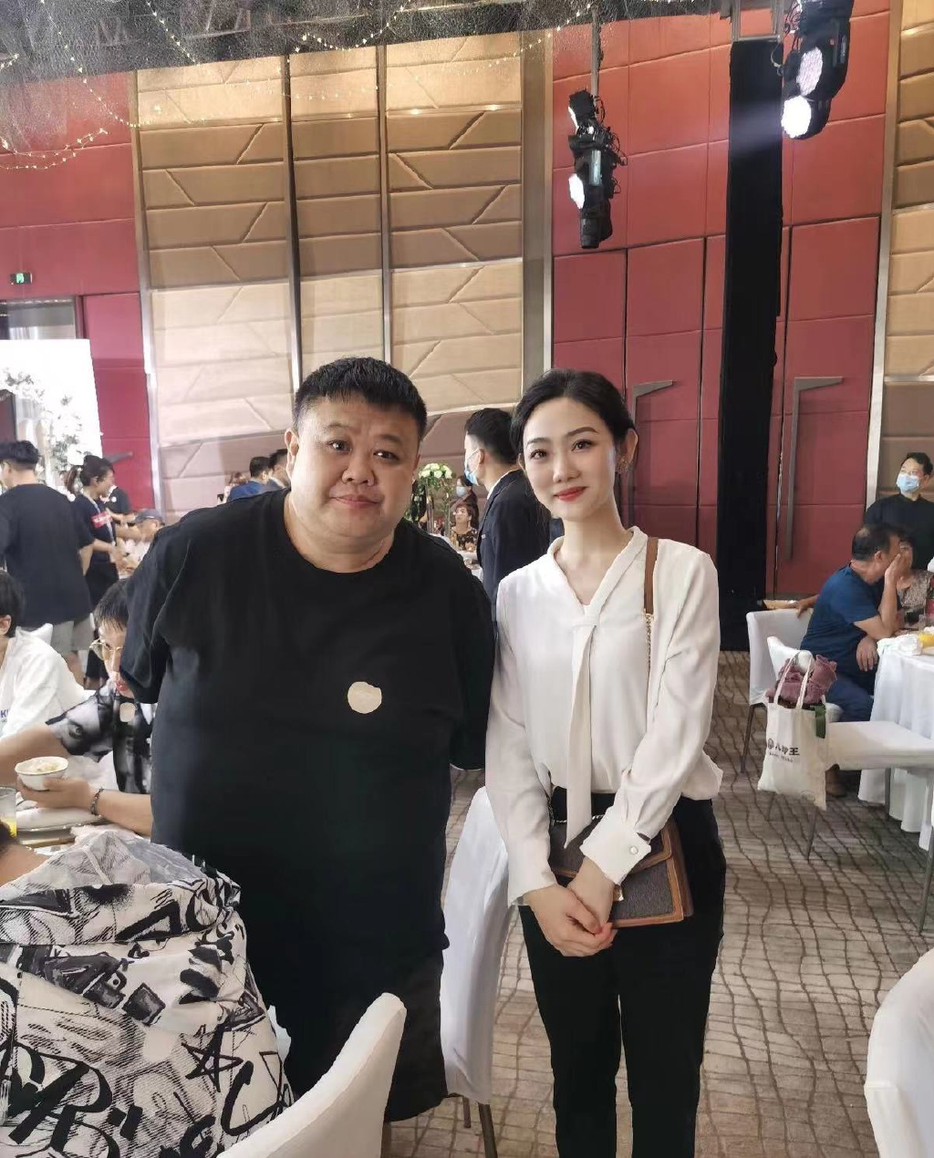 31岁喜剧演员大婚!新娘太漂亮,老板贾玲开心到哭,孙越现身祝贺