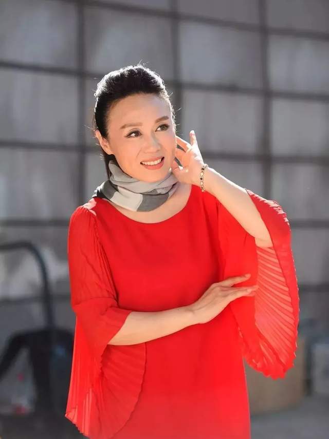 皮肤松弛显苍老,老公比她小15岁|吴琼|阮巡|黄梅戏_新浪新闻