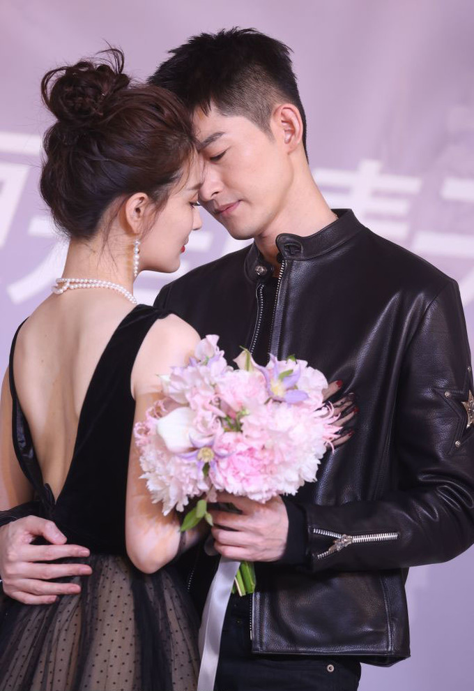 徐璐和张翰宣传新片甜蜜互动穿波点蓬蓬裙似小公主少女和大叔