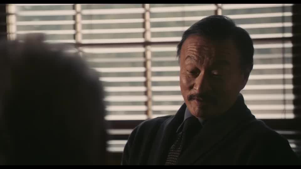 忠犬八公男人看狗脖子上有牌子上面有个八字就叫它八公