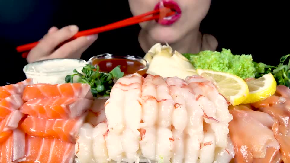 咀嚼音 飞鱼籽 生虾仁生鱼片刺身 三文鱼刺身 血蛤刺身 咀嚼音 飞鱼籽 生虾仁生鱼片刺身 三文鱼刺身 血蛤刺身