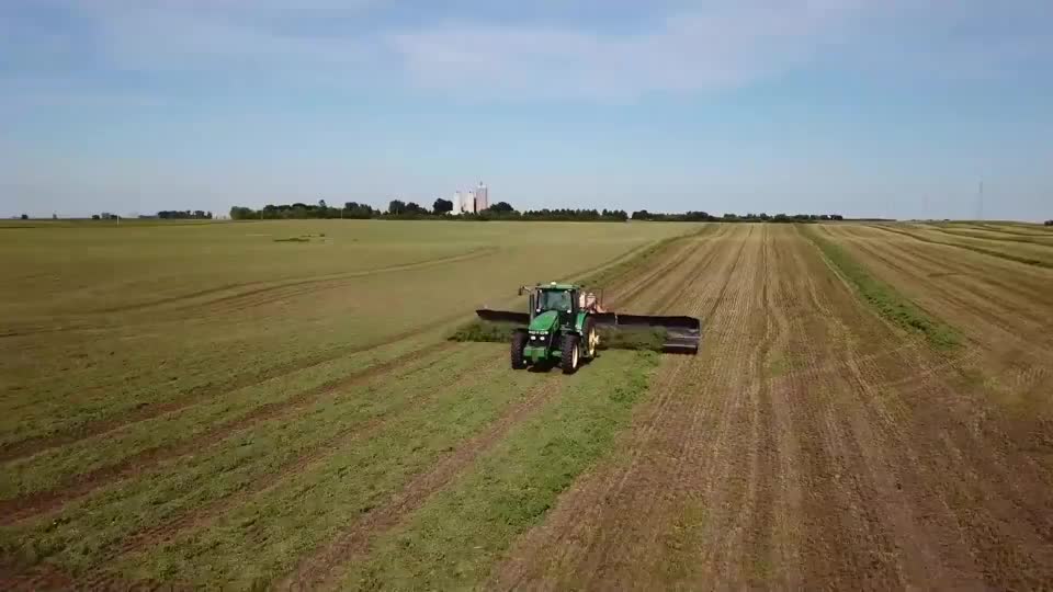 看看美国的农用机械一大片农田一部机器就能搞定