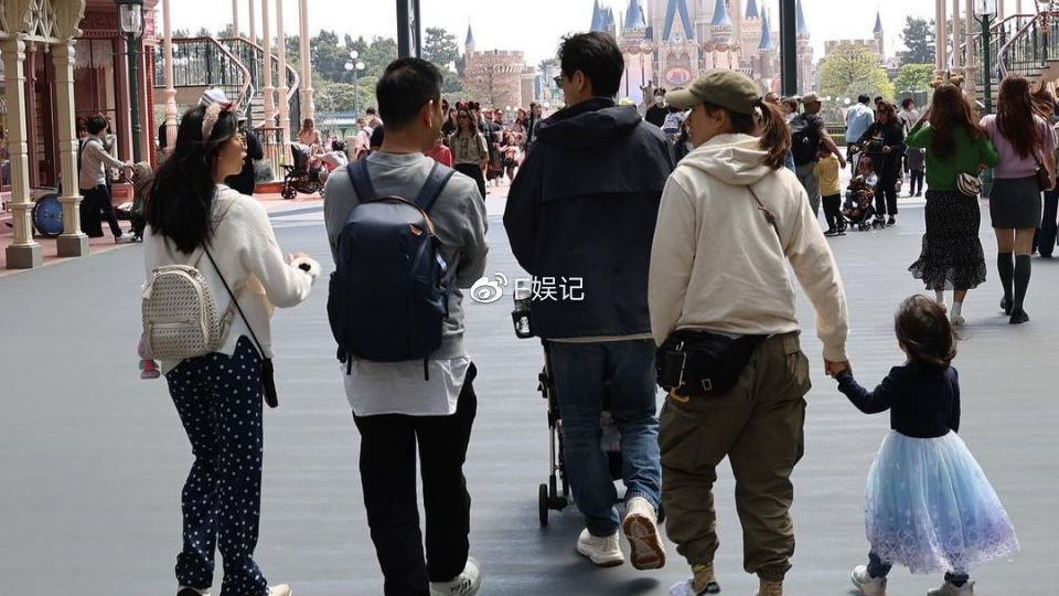 杨怡罗仲谦带子女和姐姐杨卓娜一家去游玩 夫妻俩分工合作照顾子女|杨卓娜|杨怡|罗仲谦_新浪新闻