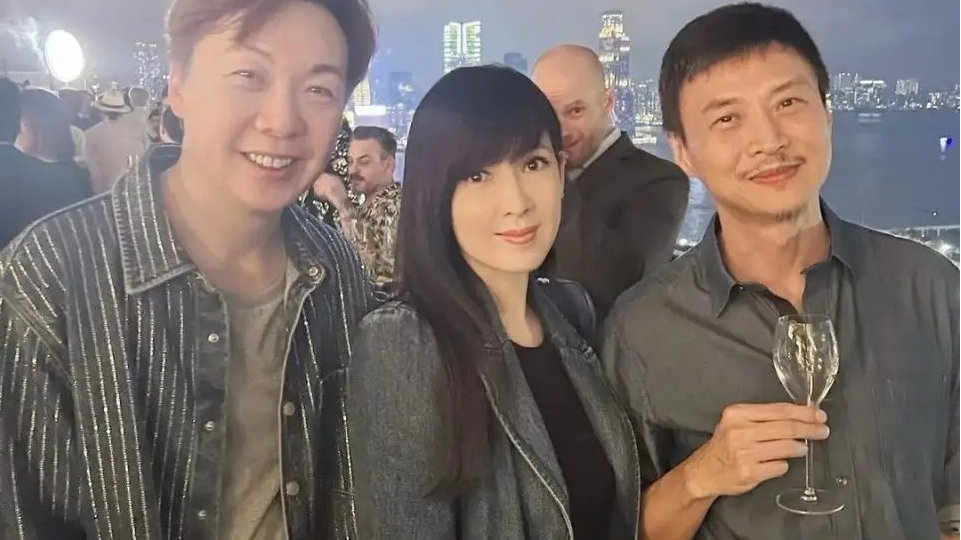 57岁周慧敏与丈夫倪震同框合影 婚变传闻不攻自破|俞琤|结婚|富豪|婚姻|生育_新浪新闻