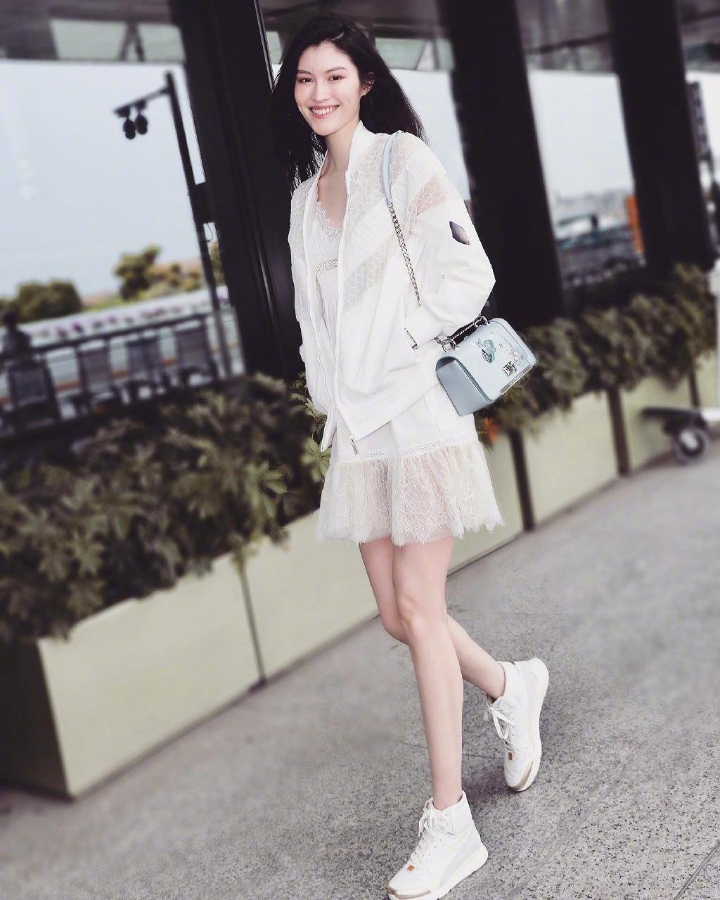 何穗不愧是超模，一袭亮黄刺绣抹胸长裙性感又妩媚，惊艳全场休闲区蓝鸢梦想 - Www.slyday.coM