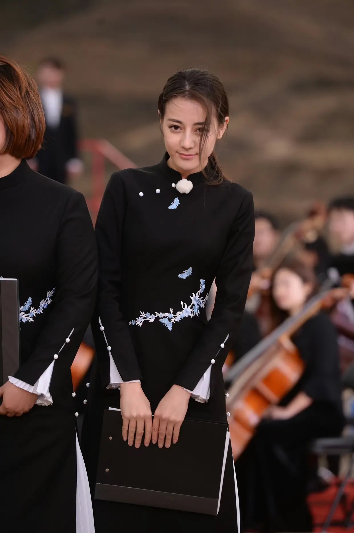 迪丽热巴,这种才是真生图,素颜照,能看出啥来吗?__财经头条