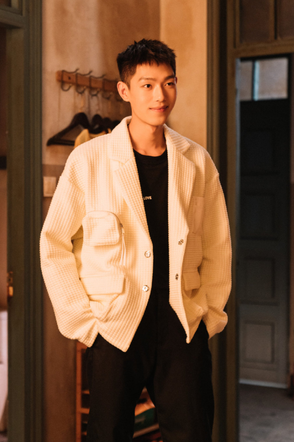 王锵拍摄时尚大片,穿蓝天白云印花衬衣配阔腿裤,天真烂漫又童趣