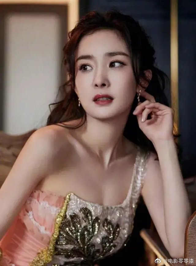 杨幂icon华丽室内低胸礼服写真