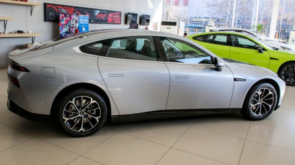 欧美风遇到中国风，极星2对比小鹏P7，谁才是年轻人的菜？