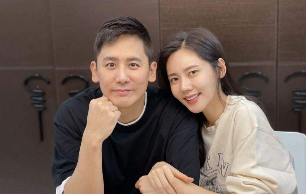 秋瓷炫七夕写真照曝光与老公于晓光亲密依偎感情甜蜜让人羡慕